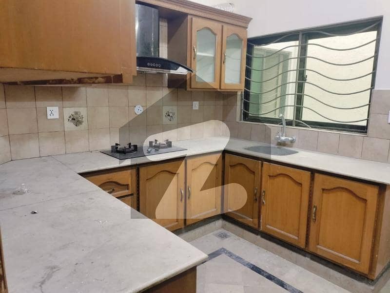 ای ۔ 11/4 ای ۔ 11,اسلام آباد میں 4 کمروں کا 10 مرلہ مکان 2.3 لاکھ میں کرایہ پر دستیاب ہے۔