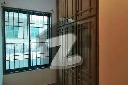 آئی ۔ 8/4 آئی ۔ 8,اسلام آباد میں 3 کمروں کا 14 مرلہ بالائی پورشن 1.45 لاکھ میں کرایہ پر دستیاب ہے۔