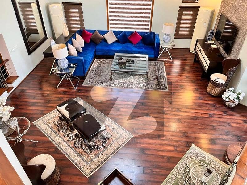 1000 Yards Exclusive Bungalow For Sale