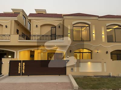 بحریہ انکلیو - سیکٹر سی 1 بحریہ انکلیو,بحریہ ٹاؤن,اسلام آباد میں 5 کمروں کا 10 مرلہ مکان 5.4 کروڑ میں برائے فروخت۔