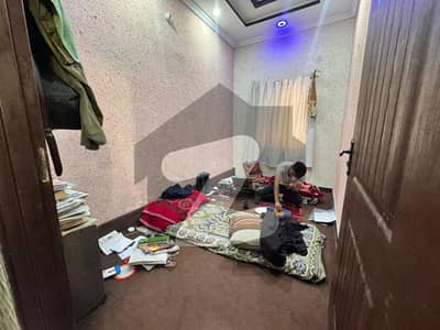 سیٹلائٹ ٹاؤن - 6 ویں روڈ سیٹیلائیٹ ٹاؤن - بلاک ڈی,سیٹیلائیٹ ٹاؤن,راولپنڈی میں 4 کمروں کا 3 مرلہ مکان 1.65 کروڑ میں برائے فروخت۔