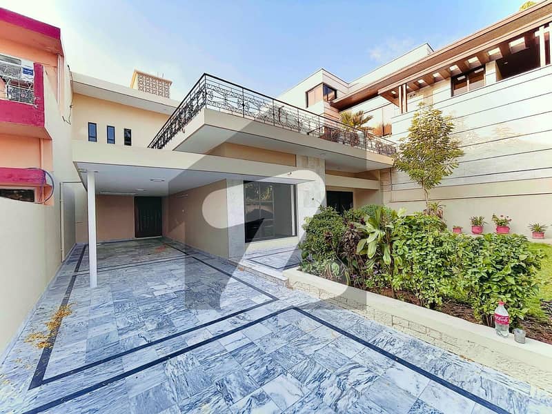 F-6 House For rent Sized 444 Square Yards