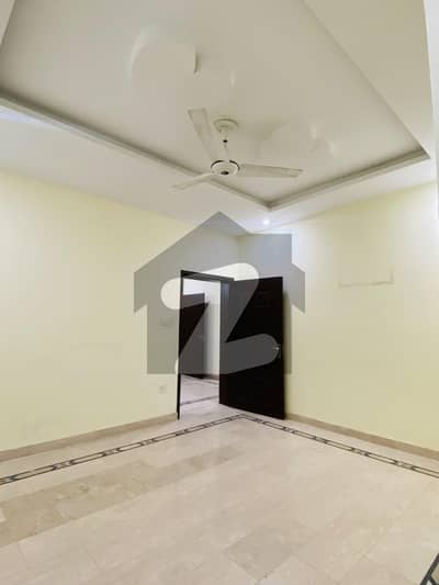 ایچ ۔ 13 اسلام آباد میں 3 کمروں کا 5 مرلہ بالائی پورشن 42.0 ہزار میں کرایہ پر دستیاب ہے۔