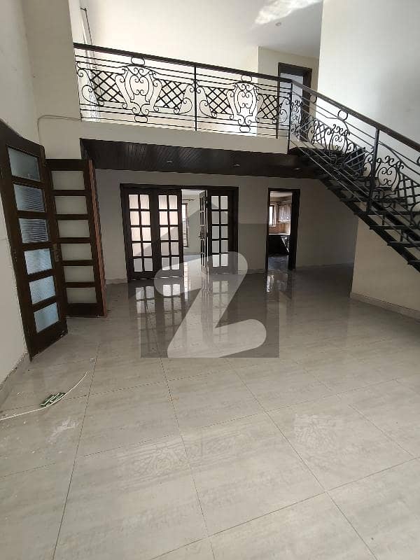 ای ۔ 11 اسلام آباد میں 10 کمروں کا 1 کنال مکان 6.5 لاکھ میں کرایہ پر دستیاب ہے۔