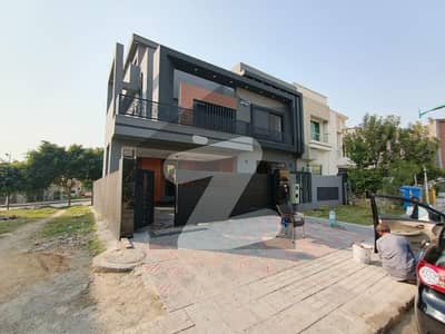 بحریہ ٹاؤن فیز 8 بحریہ ٹاؤن راولپنڈی,راولپنڈی میں 5 کمروں کا 10 مرلہ مکان 4.9 کروڑ میں برائے فروخت۔ بحریہ ٹاؤن فیز 8 بحریہ ٹاؤن راولپنڈی,راولپنڈی میں 5 کمروں کا 10 مرلہ مکان 4.9 کروڑ میں برائے فروخت۔