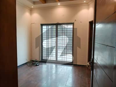 ڈی ایچ اے فیز 4 ڈیفنس (ڈی ایچ اے),لاہور میں 4 کمروں کا 10 مرلہ مکان 1.65 لاکھ میں کرایہ پر دستیاب ہے۔