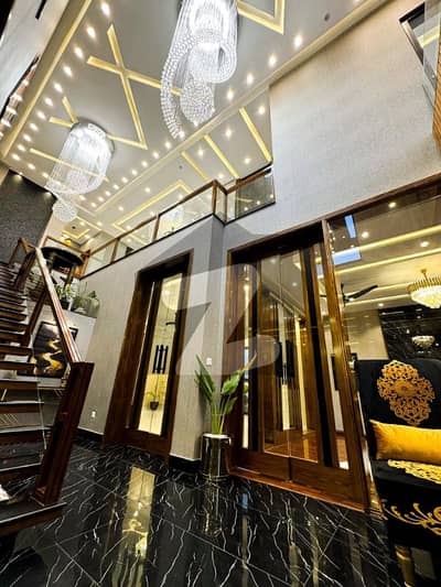 بحریہ ٹاؤن فیز 8 بحریہ ٹاؤن راولپنڈی,راولپنڈی میں 5 کمروں کا 10 مرلہ مکان 4.5 کروڑ میں برائے فروخت۔