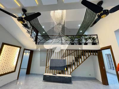 بحریہ ٹاؤن فیز 8 بحریہ ٹاؤن راولپنڈی,راولپنڈی میں 5 کمروں کا 7 مرلہ مکان 2.95 کروڑ میں برائے فروخت۔