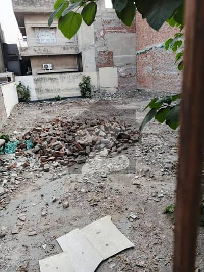 علامہ اقبال ٹاؤن لاہور میں 10 مرلہ رہائشی پلاٹ 3.7 کروڑ میں برائے فروخت۔