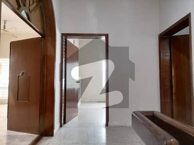 ایف ۔ 10 اسلام آباد میں 5 کمروں کا 1 کنال مکان 4.0 لاکھ میں کرایہ پر دستیاب ہے۔