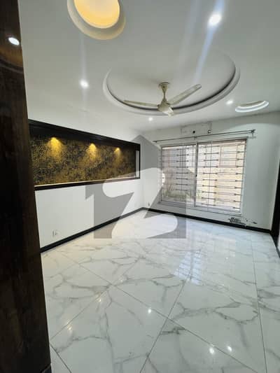 بحریہ ٹاؤن فیز 3 بحریہ ٹاؤن راولپنڈی,راولپنڈی میں 5 کمروں کا 10 مرلہ مکان 4.2 کروڑ میں برائے فروخت۔