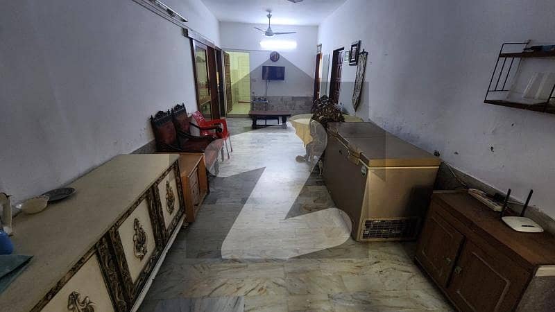 کلفٹن ۔ بلاک 7 کلفٹن,کراچی میں 3 کمروں کا 10 مرلہ فلیٹ 3.25 کروڑ میں برائے فروخت۔