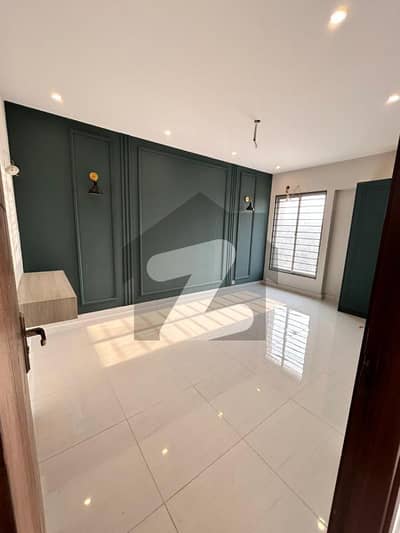 Prime Location 2200 Square Feet Flat Is Available For sale