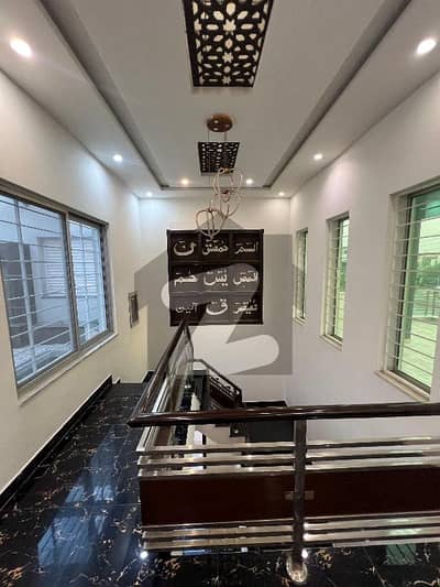 ویلینشیاء ہاؤسنگ سوسائٹی لاہور میں 6 کمروں کا 1 کنال مکان 2.8 لاکھ میں کرایہ پر دستیاب ہے۔