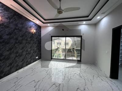 پیراگون سٹی لاہور میں 4 کمروں کا 10 مرلہ مکان 3.7 کروڑ میں برائے فروخت۔