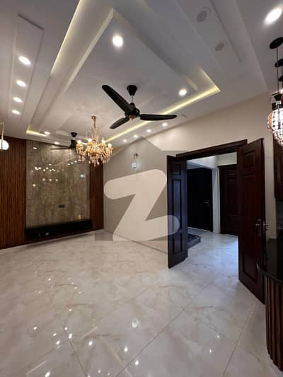 Mumtaz City 8 Marla Brand New House 5 Beds | 2 Kitchens | 2-Car Parking | Gas + Electricity Installed 5 mins from Airport | Heighted Block | Rent: 1 Lac | Demand: 2.90 Cr Perfect Home, Perfect Investment!