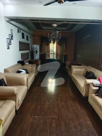 جوہر ٹاؤن فیز 1 - بلاک ایف جوہر ٹاؤن فیز 1,جوہر ٹاؤن,لاہور میں 5 کمروں کا 10 مرلہ مکان 4.5 کروڑ میں برائے فروخت۔