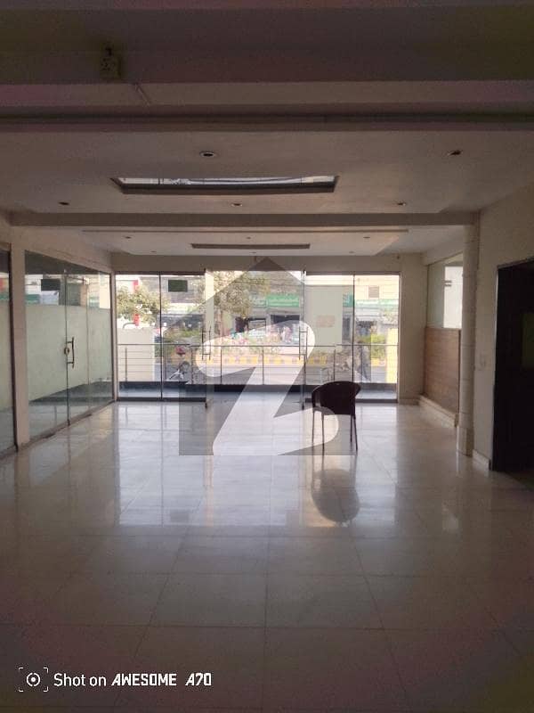 4 Kanal Commercial building For Rent
