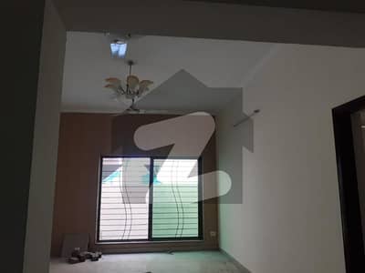 عسکری 10 عسکری,لاہور میں 4 کمروں کا 10 مرلہ مکان 5.5 کروڑ میں برائے فروخت۔