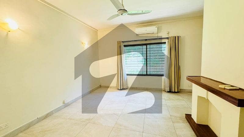 ایف ۔ 7 اسلام آباد میں 4 کمروں کا 1 کنال مکان 4.5 لاکھ میں کرایہ پر دستیاب ہے۔