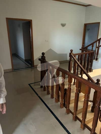 ڈی ایچ اے فیز 8 ڈی ایچ اے ڈیفینس,کراچی میں 5 کمروں کا 1 کنال مکان 4.25 لاکھ میں کرایہ پر دستیاب ہے۔