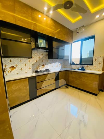 بحریہ ٹاؤن فیز 8 بحریہ ٹاؤن راولپنڈی,راولپنڈی میں 5 کمروں کا 10 مرلہ مکان 4.3 کروڑ میں برائے فروخت۔