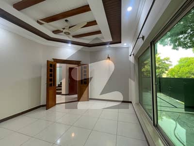 بحریہ ٹاؤن ۔ سفاری ولاز بحریہ ٹاؤن راولپنڈی,راولپنڈی میں 5 کمروں کا 10 مرلہ مکان 4.75 کروڑ میں برائے فروخت۔