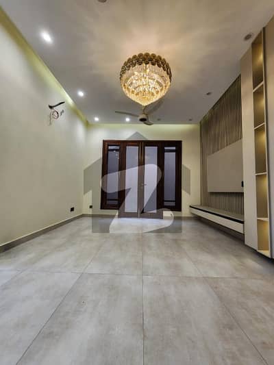 1.300 Yards Brand New Luxury Bungalow DHA Phase 4 Ideal for Multinational Clients