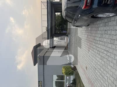 سینٹرل پارک ہاؤسنگ سکیم لاہور میں 3 کمروں کا 8 کنال مکان 5.5 کروڑ میں برائے فروخت۔