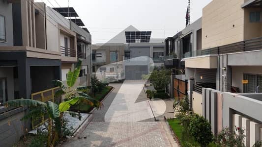 Prime Location Canal Villas House For sale Sized 5 Marla