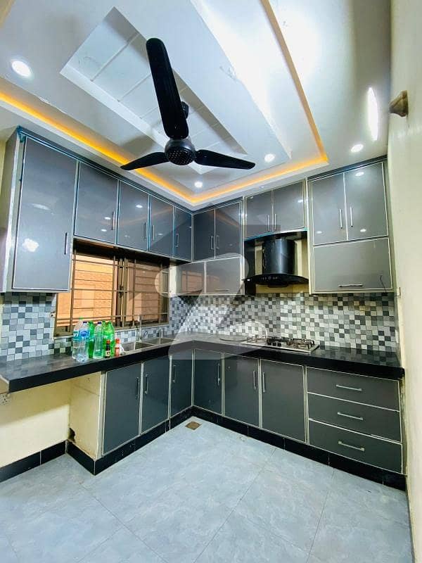 ایڈن آچرڈ فیصل آباد میں 4 کمروں کا 7 مرلہ بالائی پورشن 60.0 ہزار میں کرایہ پر دستیاب ہے۔