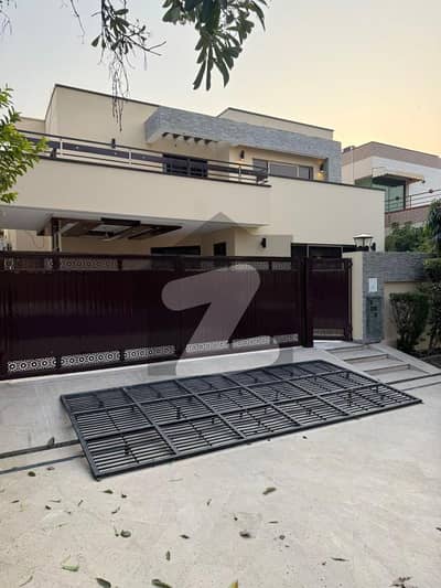 ڈی ایچ اے فیز 5 - بلاک بی فیز 5,ڈیفنس (ڈی ایچ اے),لاہور میں 5 کمروں کا 1 کنال مکان 3.5 لاکھ میں کرایہ پر دستیاب ہے۔