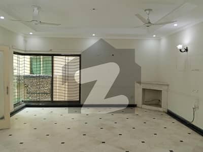 ڈی ایچ اے فیز 4 ڈیفنس (ڈی ایچ اے),لاہور میں 5 کمروں کا 1 کنال مکان 6.4 کروڑ میں برائے فروخت۔ ڈی ایچ اے فیز 4 ڈیفنس (ڈی ایچ اے),لاہور میں 5 کمروں کا 1 کنال مکان 6.4 کروڑ میں برائے فروخت۔