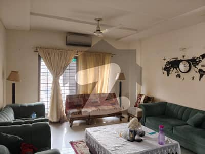 1 kanal beautiful upper portion available for rent