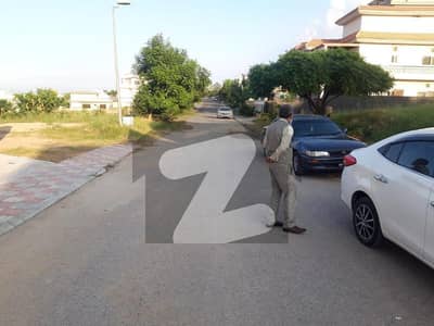 BEST LOCATION ONE KANAL PLOT AVAILABLE FOR SALE