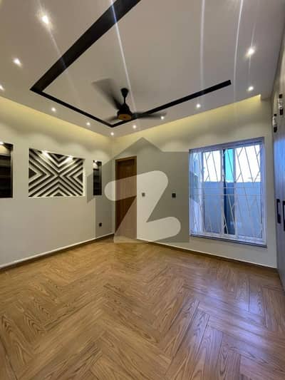 بحریہ ٹاؤن فیز 8 بحریہ ٹاؤن راولپنڈی,راولپنڈی میں 3 کمروں کا 5 مرلہ مکان 2.15 کروڑ میں برائے فروخت۔