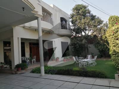 خان ویلیج ملتان میں 7 کمروں کا 1 کنال مکان 3.0 کروڑ میں برائے فروخت۔