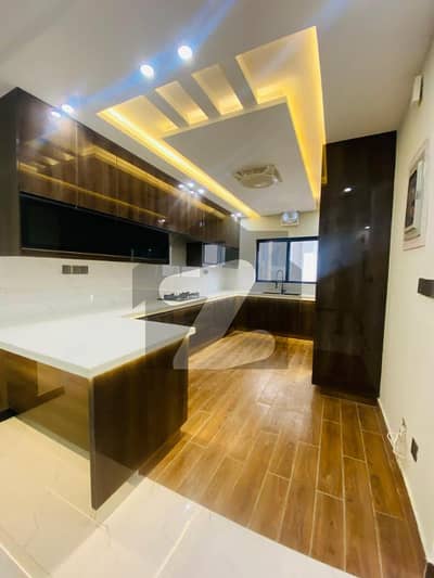 بحریہ ٹاؤن فیز 8 بحریہ ٹاؤن راولپنڈی,راولپنڈی میں 5 کمروں کا 10 مرلہ مکان 4.5 کروڑ میں برائے فروخت۔