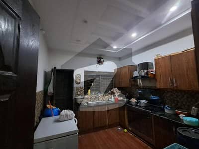 سکھ چین گارڈنز لاہور میں 5 کمروں کا 10 مرلہ مکان 1.2 لاکھ میں کرایہ پر دستیاب ہے۔