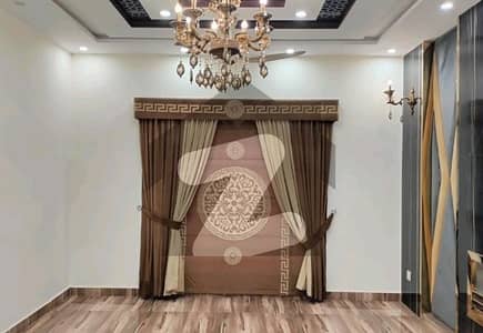 بحریہ ٹاؤن سیکٹر ای بحریہ ٹاؤن,لاہور میں 5 کمروں کا 10 مرلہ مکان 3.5 کروڑ میں برائے فروخت۔