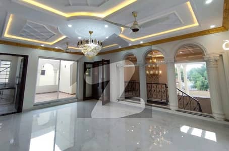 بحریہ ٹاؤن سیکٹرڈی بحریہ ٹاؤن,لاہور میں 3 کمروں کا 5 مرلہ مکان 2.2 کروڑ میں برائے فروخت۔