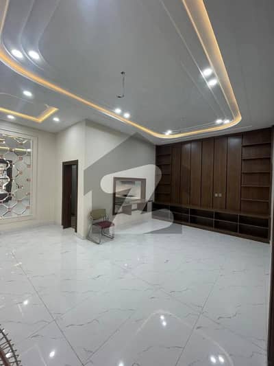 واپڈا ٹاؤن فیز 1 - بلاک ای واپڈا ٹاؤن فیز 1,واپڈا ٹاؤن,ملتان میں 5 کمروں کا 1 کنال مکان 5.5 کروڑ میں برائے فروخت۔