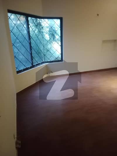 گلبرگ لاہور میں 5 کمروں کا 1 کنال مکان 4.0 لاکھ میں کرایہ پر دستیاب ہے۔