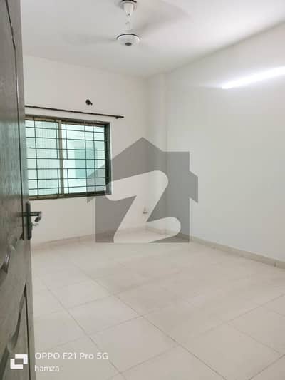 12 MARLA 4 BEDROOM FLAT AVAILBLE FOR RENT IN ASKARI 11 LAHORE
