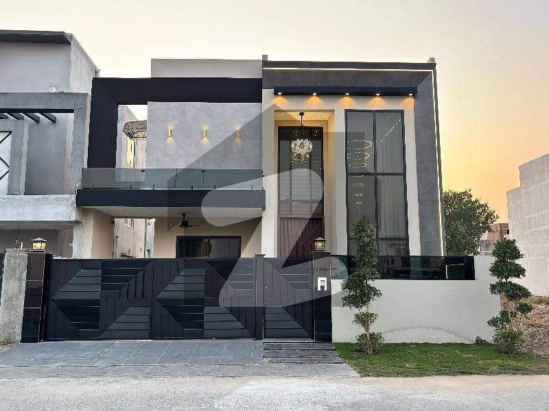 Prime Location 10 Marla House In Only Rs. 35000000