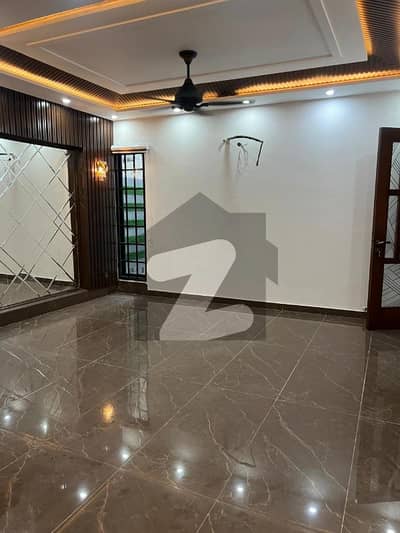 ویلینشیاء ہاؤسنگ سوسائٹی لاہور میں 6 کمروں کا 1 کنال مکان 10.25 کروڑ میں برائے فروخت۔