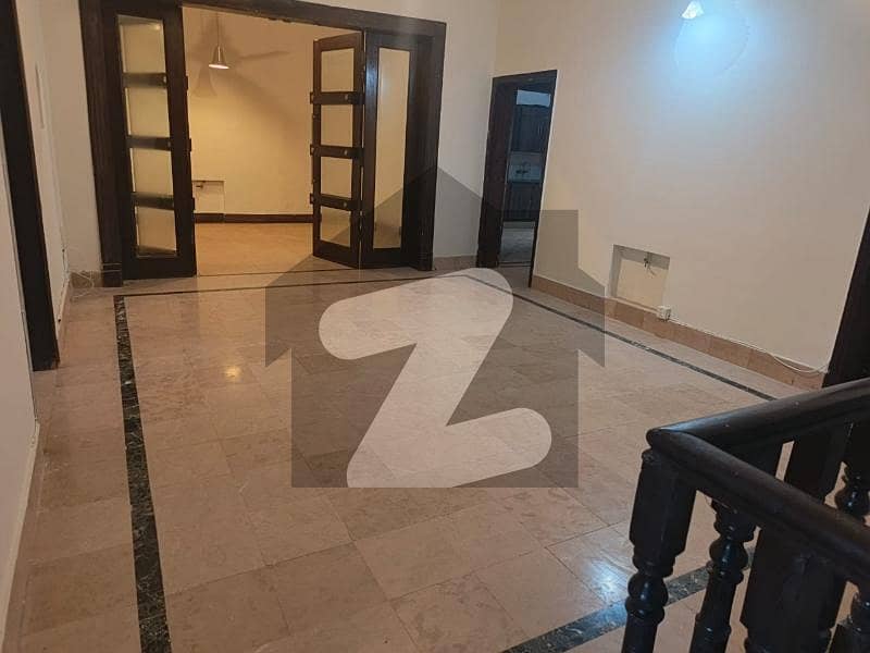 I 8/3 5 bed house for rent.