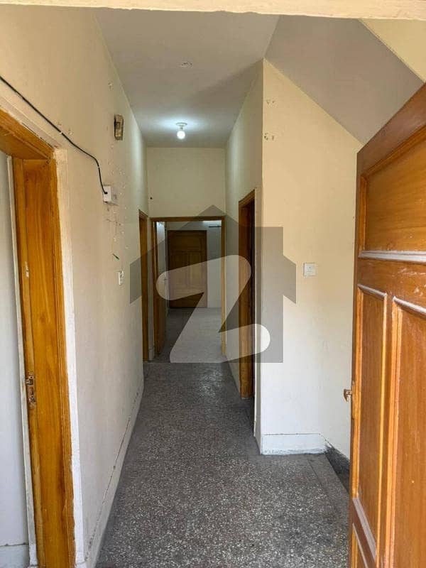 آئی ۔ 10/2 آئی ۔ 10,اسلام آباد میں 5 کمروں کا 6 مرلہ مکان 3.3 کروڑ میں برائے فروخت۔