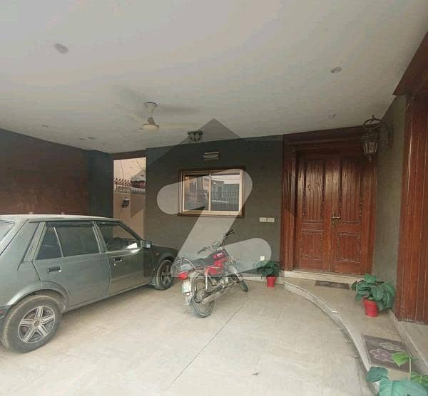 یو ای ٹی ہاؤسنگ سوسائٹی لاہور میں 5 کمروں کا 11 مرلہ مکان 3.6 کروڑ میں برائے فروخت۔