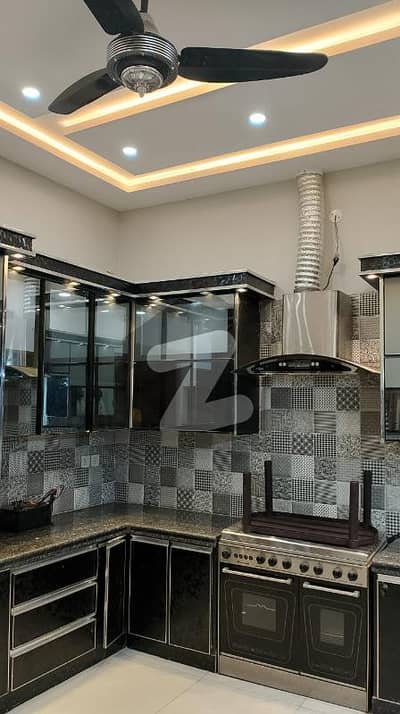 ریاض الجنہ - عمر بلاک ریاض الجنہ,فیصل آباد میں 7 کمروں کا 10 مرلہ مکان 5.7 کروڑ میں برائے فروخت۔